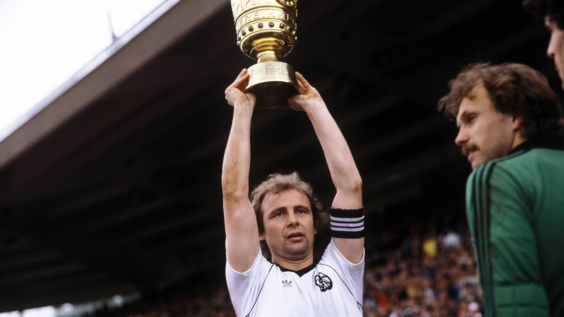 ein-abschied-von-einer-fusballlegende-bernd-holzenbein